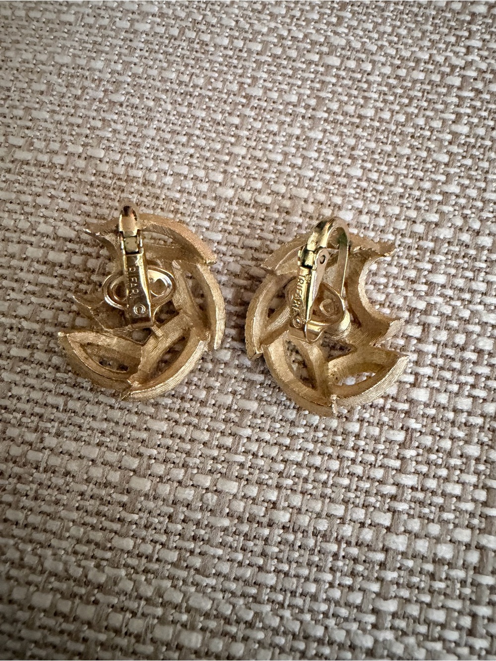 Vintage 1960s Crown Trifari gold tone textured swirl crescent clip-on earrings - Picture 4 of 5